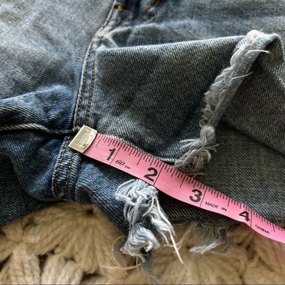 GAP High Rise 3” Short Light Indigo Distressed Frayed Hem Jean Shorts Size 28 - Picture 10 of 10